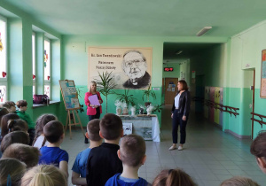 Pani dyrektor, Wioletta Madej i pani Joanna Domalik - Dróżdż rozdają nagrody.