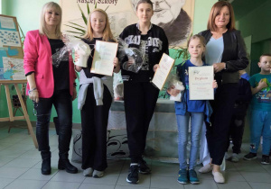 Zwyciężczynie konkursu "Wiedzy o teatrze": Matylda Rosiak, Lilianna Bednarek, Karina Szczepańska wraz z panią Joanną Domalik - Dróżdż i pani dyrektor, Wiolettą Madej.