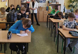 Uczniowie piszą test z wiedzy o tatrze.