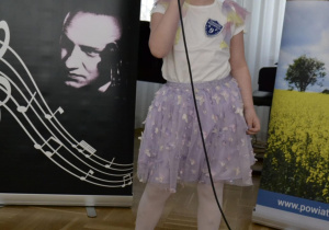 Hanna Słotwińska śpiewa piosenkę.