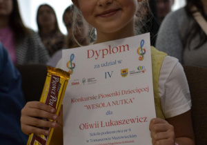 Oliwia Łukaszewicz z dyplomem za wyróżnienie.