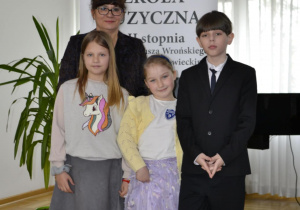 Maja Lasota, Hanna Słotwińska i Miłosz Żmudziński wraz z panią Renatą Żerek.