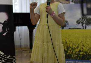 Oliwia Łukaszewicz śpiewa piosenkę.