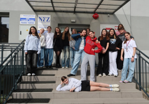 Grupa wolontariuszy przed budynkiem ZPO.