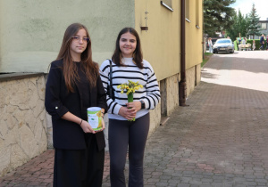 Uczniowie uczestniczący w Kweście Żonkilowej.