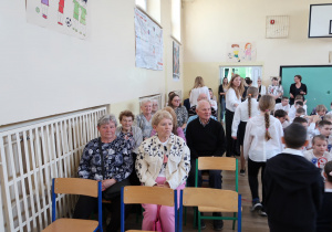 Goście DDP w oczekiwaniu na apel.