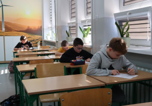 Uczniowie piszą konkurs.