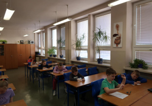 Uczniowie piszą konkurs.