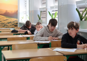 Uczniowie piszą konkurs.