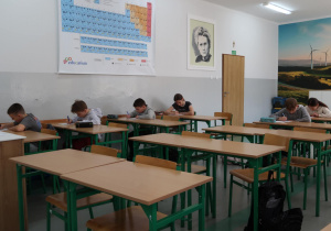 Uczniowie piszą konkurs.