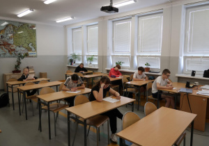 Uczniowie piszą konkurs.