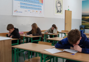 Uczniowie piszą konkurs.
