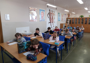 Uczniowie piszą konkurs.