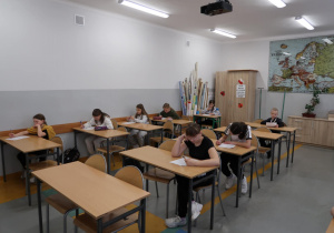 Uczniowie piszą konkurs.
