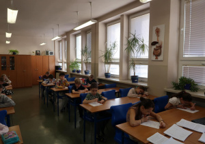 Uczniowie piszą konkurs.