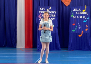 Wiktoria Karkocha wykonuje piosenkę na konkursie "Dla Ciebie Mamo".