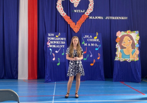 Maja Chyb wykonuje piosenkę na konkursie "Dla Ciebie Mamo".