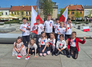 Uczniowie klasy 2a podczas uroczystości państwowych.