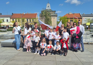 Uczniowie klasy 2a wraz z rodzicami podczas uroczystości państwowych.