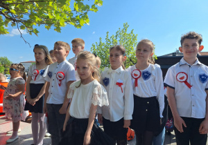Uczniowie klasy 2a podczas uroczystości państwowych.