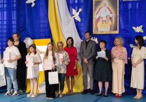 Laureaci konkursu wraz z mamami.