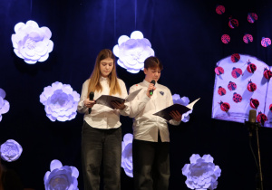 Laura Prasek i Piotr Borkowski witają uczestników konkursku.