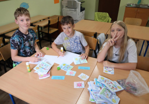 Wolontariusze wykonują laurki dla pacjentów.