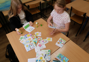 Wolontariusze wykonują laurki dla pacjentów.