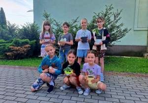 SADZENIE DRZEW PRZEZ UCZNIÓW KL 2A
