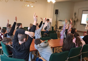 Uczniowie na warsztatach bożonarodzeniowych.