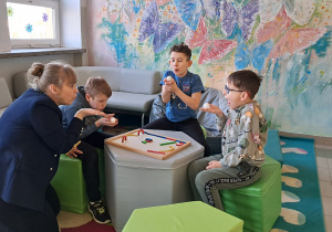 Uczniowie klasy 2a podczas zajęć logopedycznych.