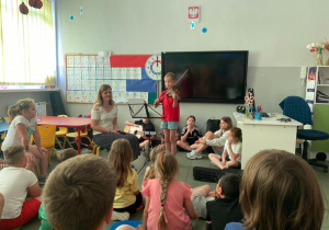Klara Radziwoniuk gra na skrzypcach.