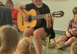 Wiktoria Karkocha gra na gitarze.