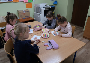 Uczniowie podczas zajęć czytelniczych.