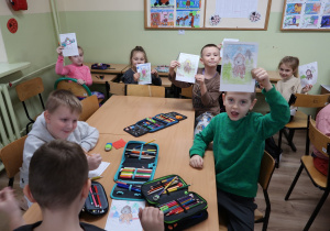Uczniowie podczas zajęć czytelniczych.