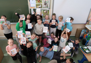 Uczniowie klasy 1b podczas zajęć czytelniczych.