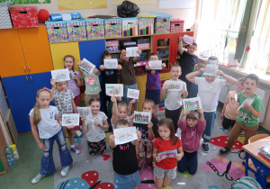 Uczniowie klasy 1b podczas zajęć czytelniczych.