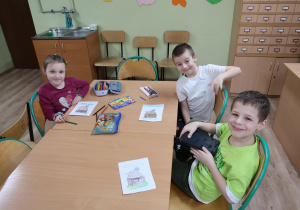 Uczniowie podczas zajęć czytelniczych.