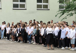 Uczniowie na rozpoczęciu roku szkolnego