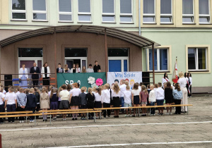 Uczniowie na rozpoczęciu roku szkolnego