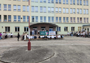 Uczniowie na rozpoczęciu roku szkolnego