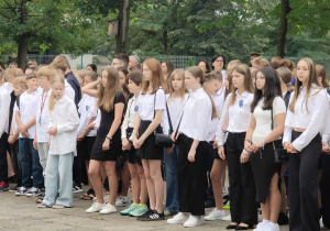 Uczniowie na rozpoczęciu roku szkolnego