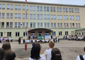 Uczniowie na rozpoczęciu roku szkolnego