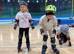 Uczniowie naszej szkoły na zajęciach sportowych IUKS „Dziewiątka” w ramach programu "Złota Łyżwa 2025"