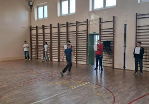 Uczniowie piszą dyktando