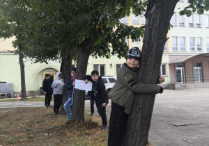 PRZYTUL SIĘ DO DRZEWA – Z KLASĄ 4 ŚWIĘTUJEMY DZIEŃ DRZEWA!