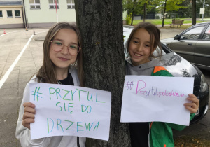 PRZYTUL SIĘ DO DRZEWA – Z KLASĄ 4 ŚWIĘTUJEMY DZIEŃ DRZEWA!