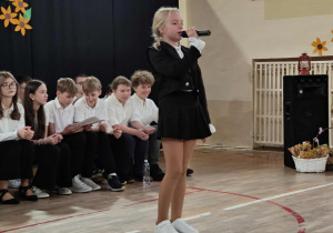 Uczennica podczas apelu