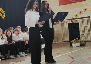 Uczennice prowadzące apel