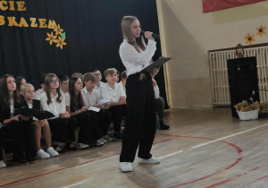 Uczennica podczas apelu